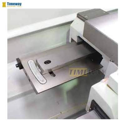 Máquina de torno de metal horizontal com 590 kg de peso e outras estações de postes de ferramentas
