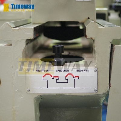 Máquina de torno de metal horizontal com 590 kg de peso e outras estações de postes de ferramentas