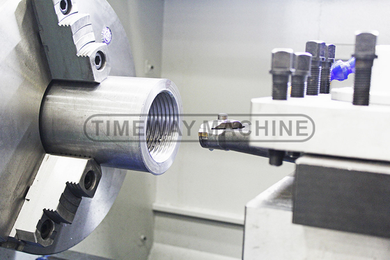 Máquina de torno CNC QK-200 com 4 postes de ferramentas e sistema de controlo FANUC