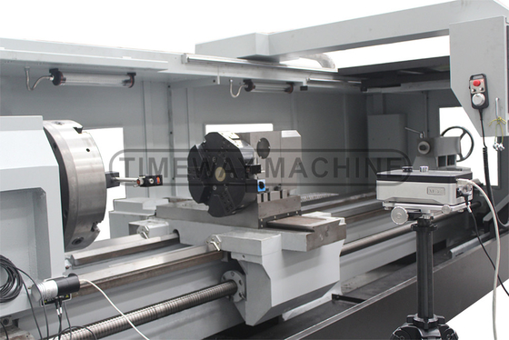 Máquina de torno CNC QK-200 com 4 postes de ferramentas e sistema de controlo FANUC