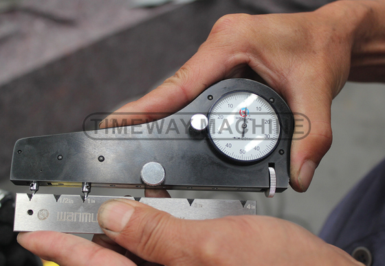 Máquina de torno CNC QK-200 com 4 postes de ferramentas e sistema de controlo FANUC