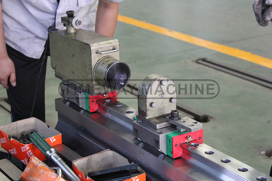 Máquina de fresagem vertical CNC de 600 mm VMC1060L com capacidade de 24 revistas de ferramentas